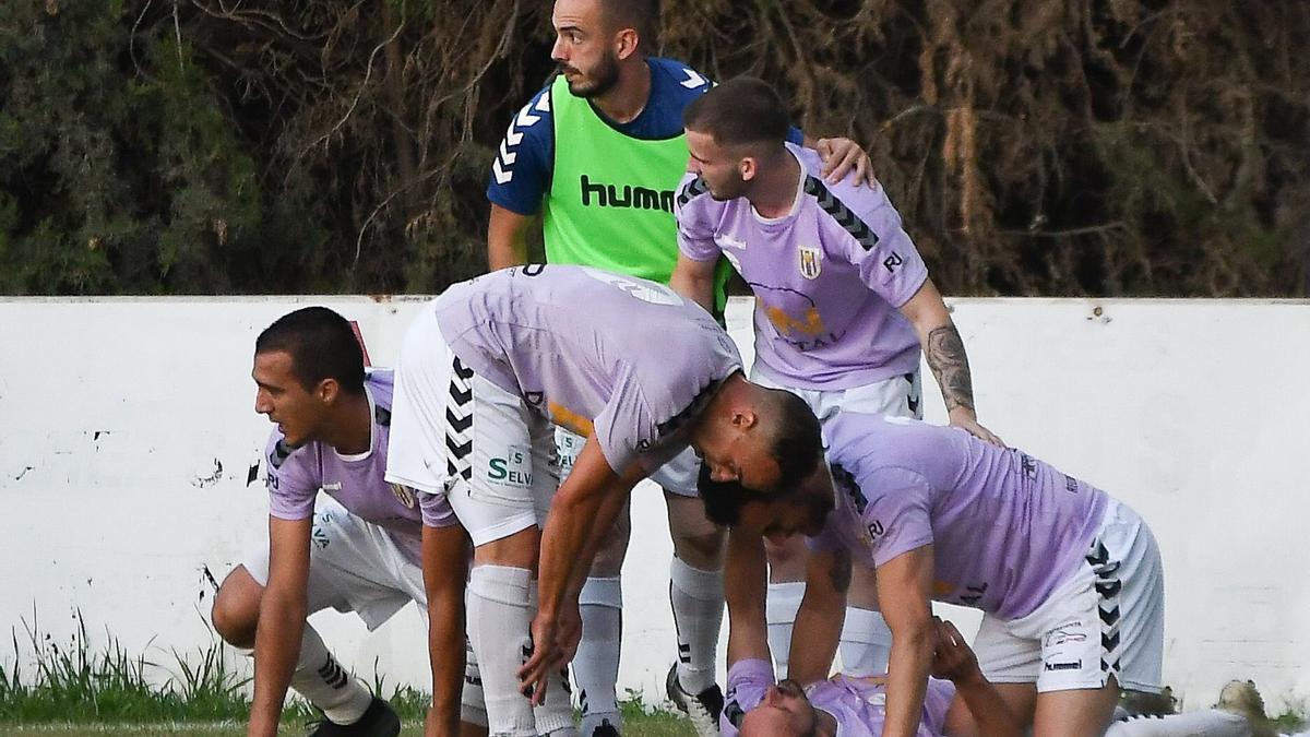 Los jugadores del Torrellano durante un partido