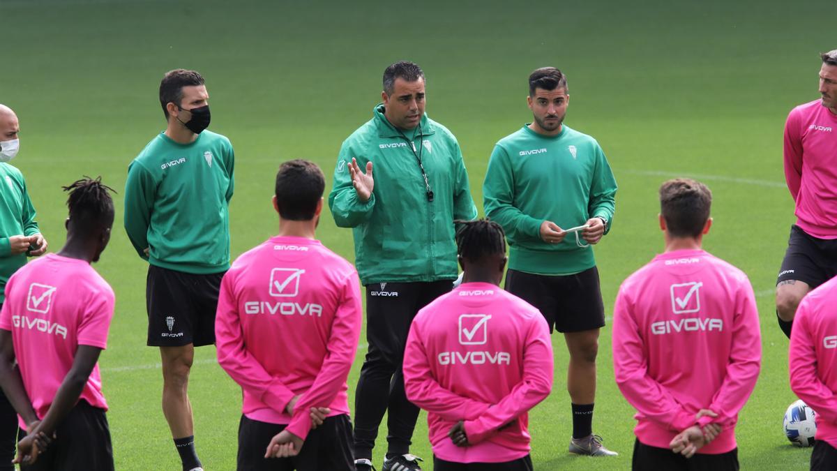 Germán Crespo, ayer, durante su primer entrenamiento como nuevo técnico del Córdoba CF, en El Arcángel.