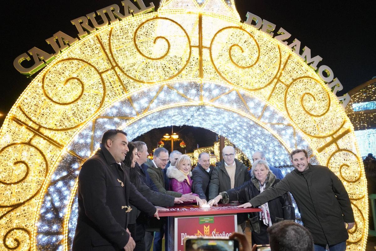 Encendido de las luces de Navidad de la plaza de los Sueños de Caja Rural