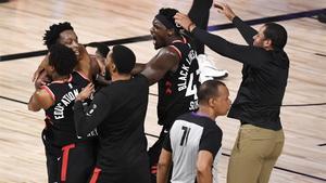 La celebración de los jugadores de Toronto tras la canasta ganadora ante los Celtics. 