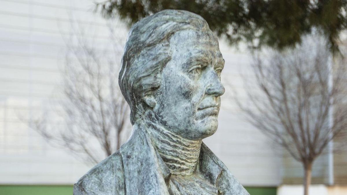 Busto del Dr. Balmis en el campus de Sant Joan de la UMH. | ALEX DOMÍNGUEZ