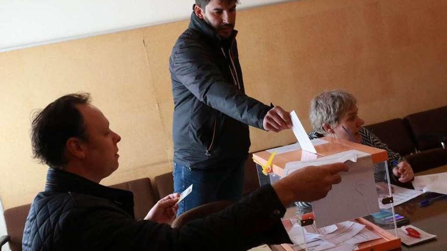 Un elector votando ayer por la mañana en la mesa de consulta de Zamora.