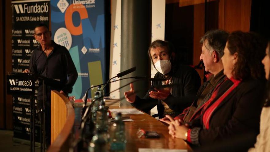 Mesa redonda con expertos en astronomía y cultura.