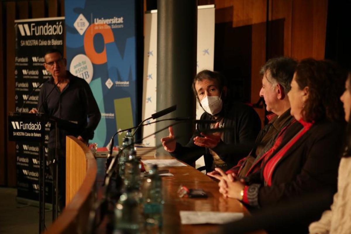 Mesa redonda con expertos en astronomía y cultura.