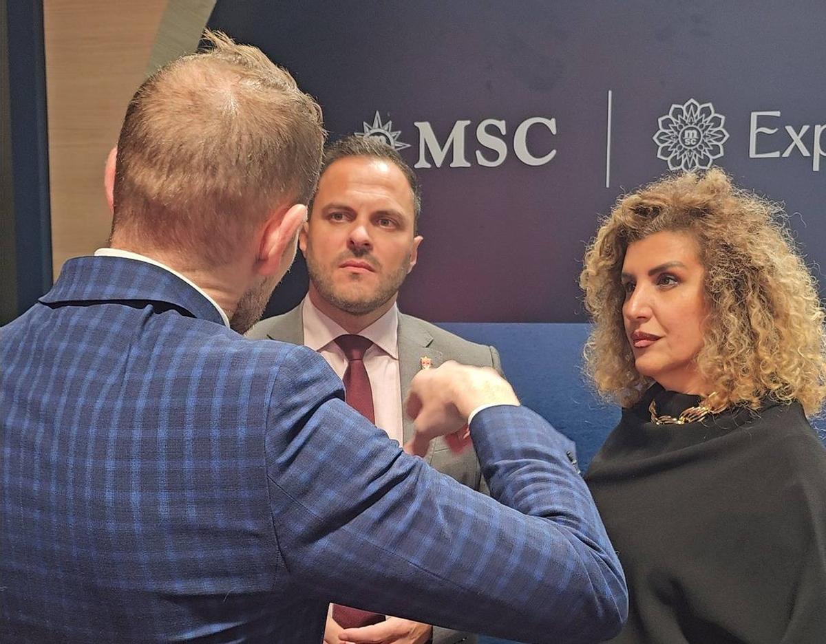 El alcalde de Arrecife, Yonathan de León, y la concejala de Turismo, Eli Merino, junto al director general de MSC Cruceros para España, Fernando Pacheco, en la reunión celebrada en Fitur