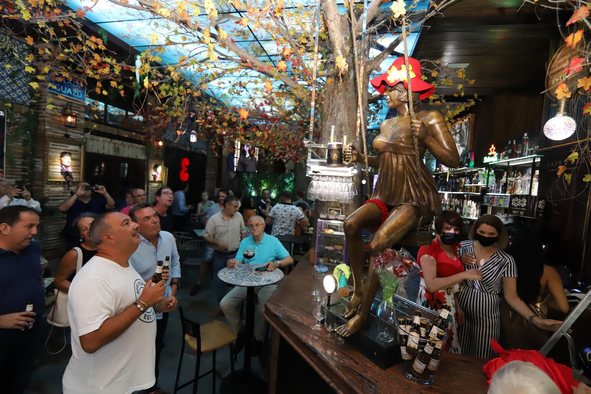 Cafetería Iguazú inaugura un grifo de cerveza hecho con una escultura de bronce