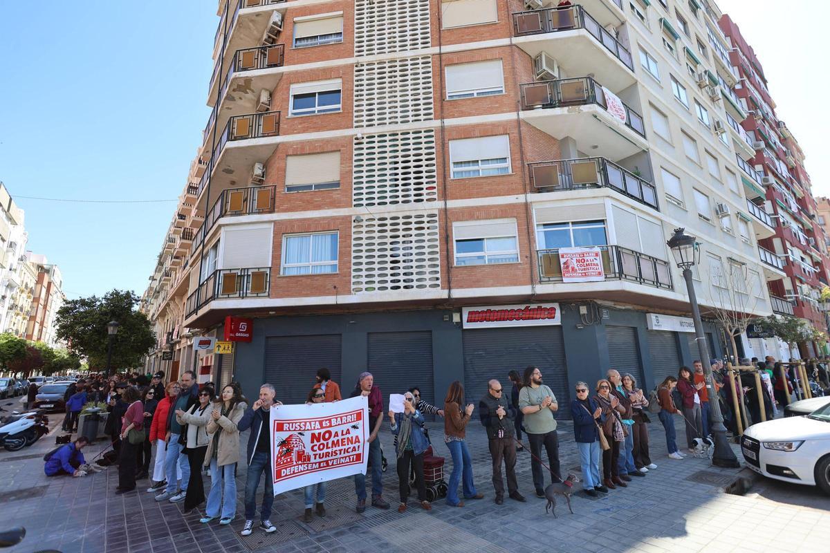 Protesta de vecinos contra los apartamentos turísticos en València.