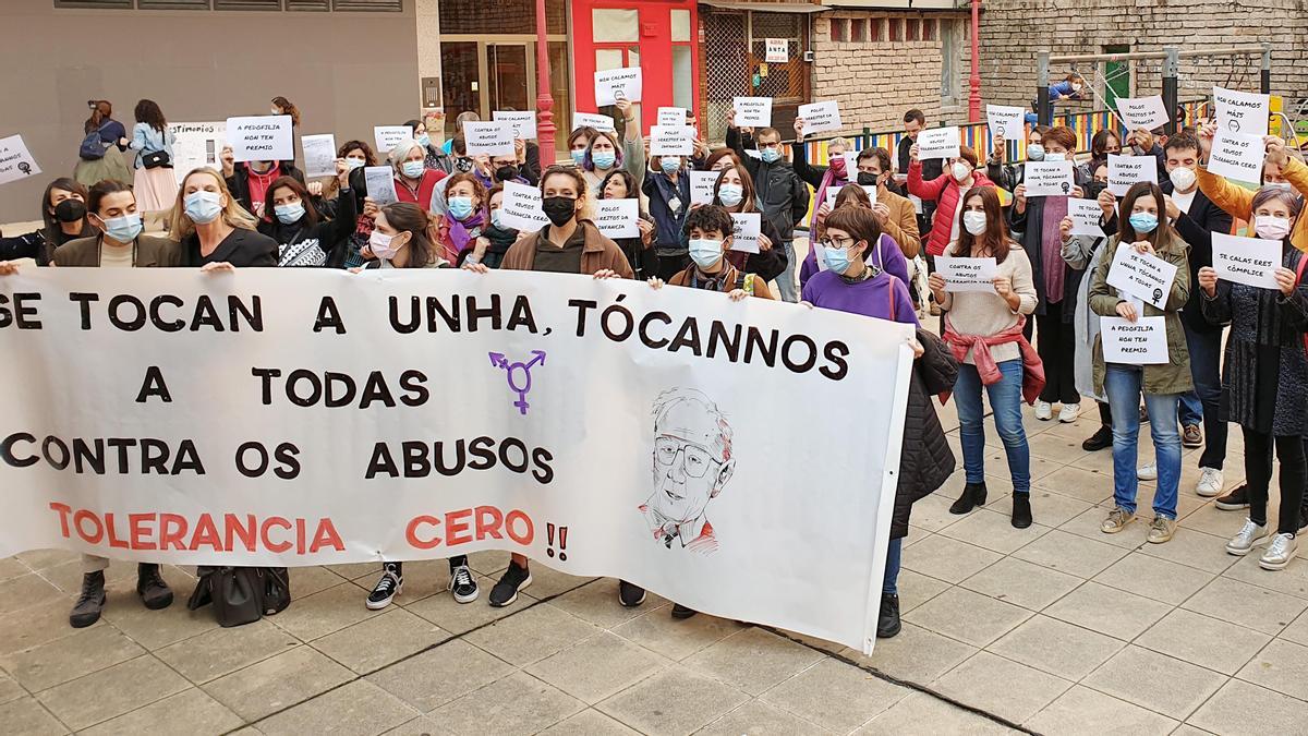 Concentración en Vigo en apoyo a las denunciantes de presuntos abusos en el colegio Labor.