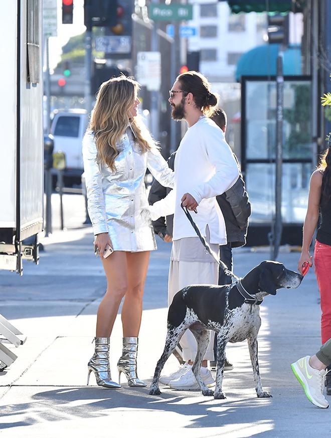 Heidi Klum junto a su novio paseando en perro en Nueva York