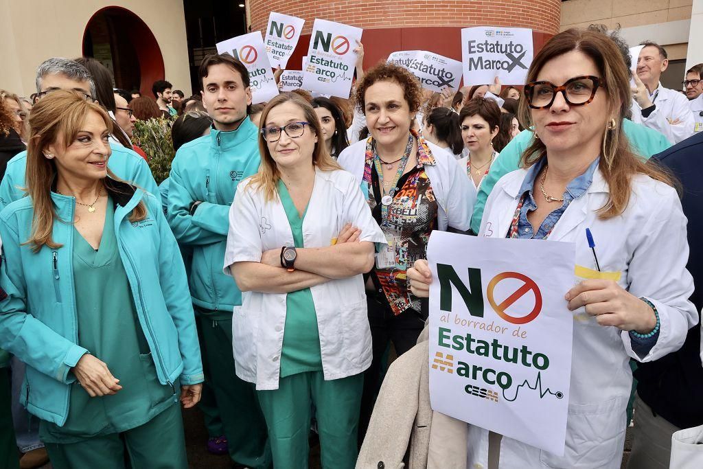 La protesta de los médicos contra el Estatuto Marco de Sanidad a las puertas de la Arrixaca, en imágenes