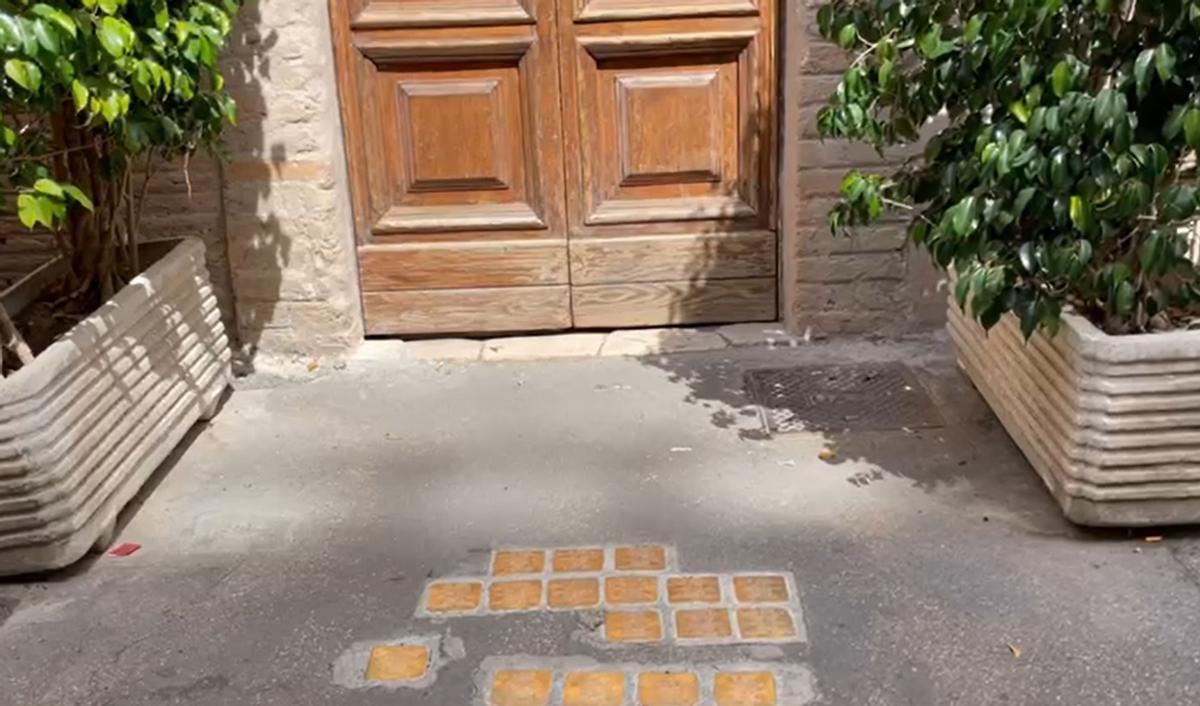 Piedras stolpersteine colocadas delante de una vivienda en el gueto judío de Roma.