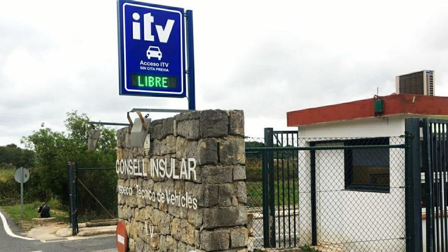 Fachada de la ITV de Santa Gertrudis.