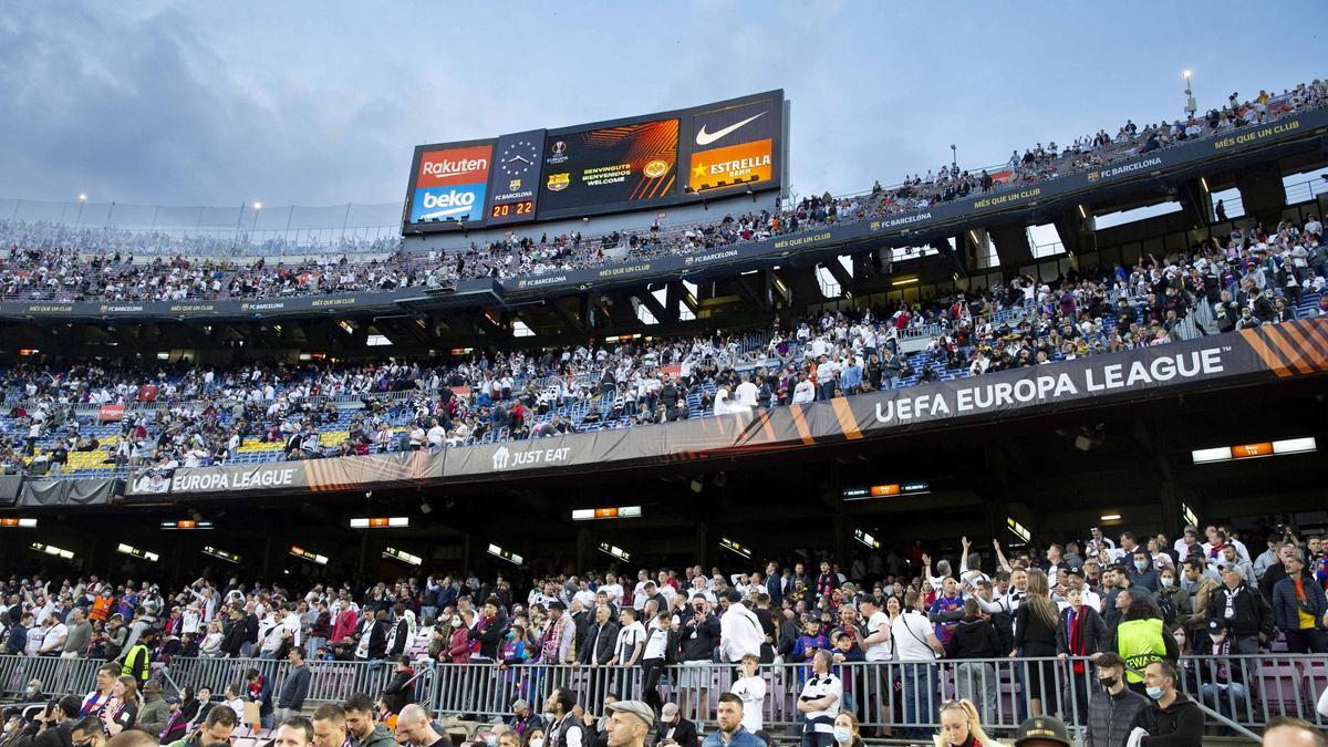 La afición del Eintracht fue mayoritaria en su visita al Camp Nou en 2022