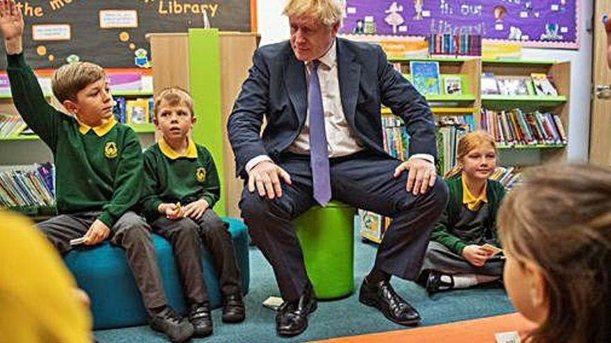 Boris Johnson amb uns nens en una escola a Milton Keynes