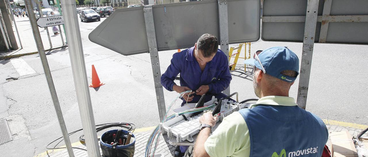 Personal de Telefónica, acabando de conectar la fibra óptica en la villa el día 13. // Bernabé / Cris M.V.