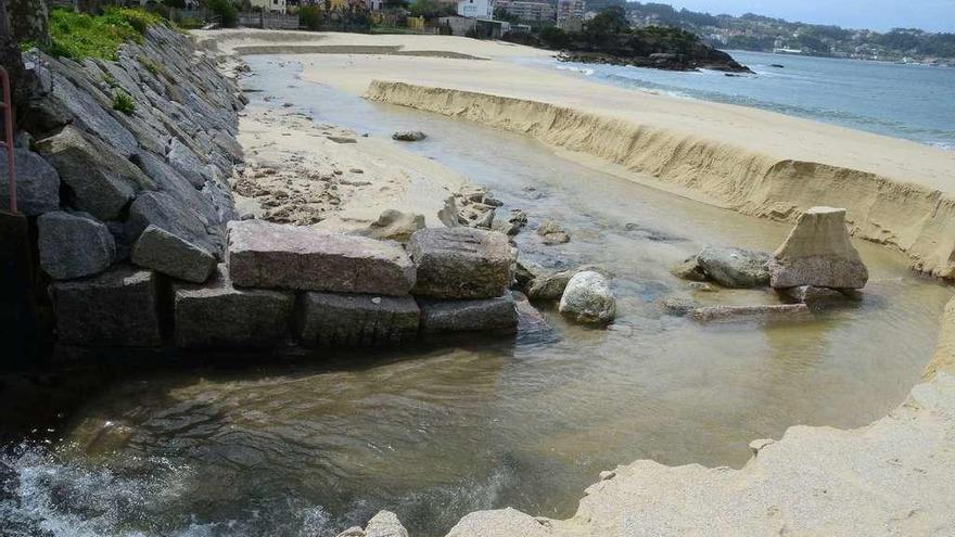 La desembocadura del río en la playa de Agrelo, en Bueu. // Gonzalo Núñezs