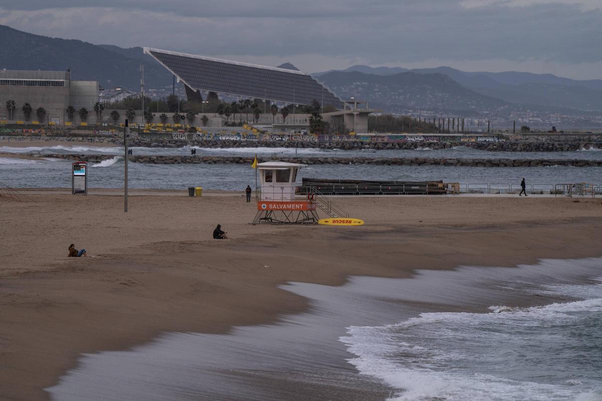 Fuerte oleaje en las playas de Barcelona