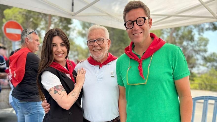 La concejala que continúa en Vox Almassora, Elena González, con los dos ediles que abandonan la formación, José Martínez y Vicente Martínez-Galí.