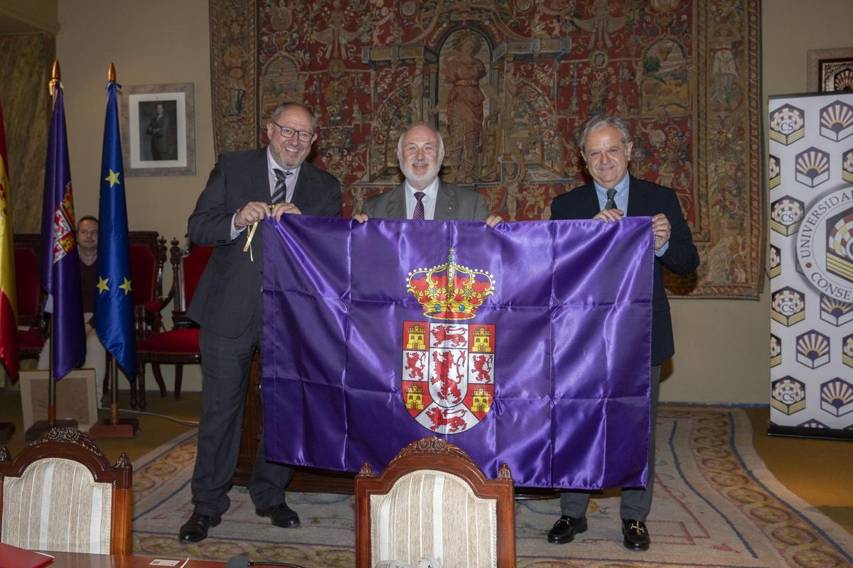 Manuel Torralbo, Francisco Muñoz Usano y Salvador Fuentes, durante la entrega de la bandera de Córdoba por parte de la Diputación al Consejo Social de la UCO.