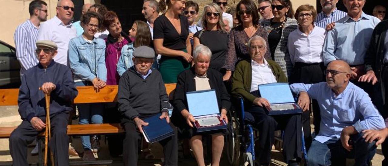 Foto de grupo con los tres mayores homenajeados en Santa María, Tirso, Laurentina y Manuel, a las puertas de la iglesia.