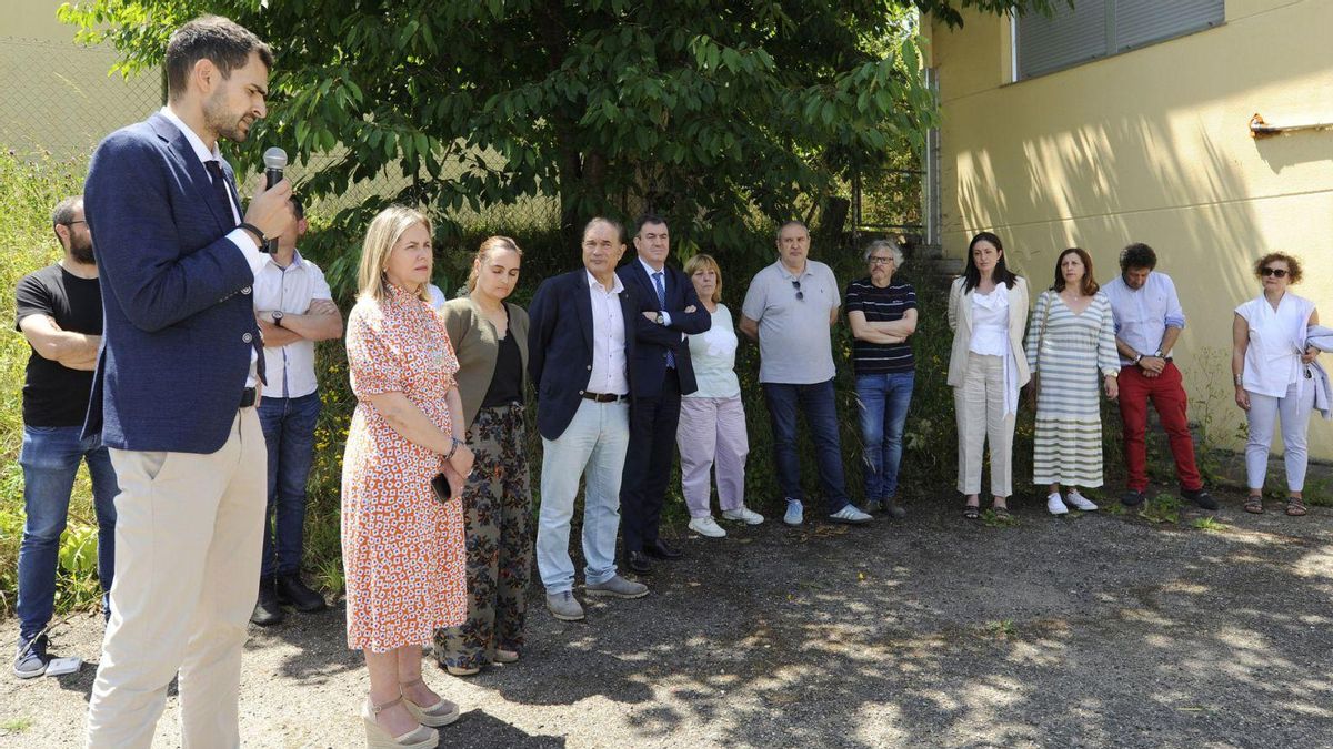 Presentación del proyecto, ayer, en el patio del IES Aller Ulloa. | // FOTOS: BERNABÉ/JAVIER LALÍN