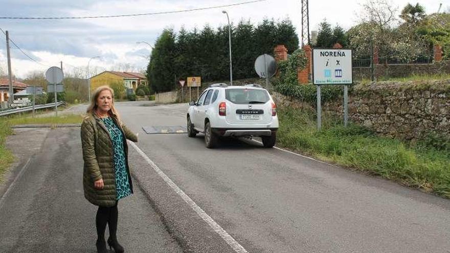 Marian Velasco señalando el cojín berlinés del cruce de El Rebalde.