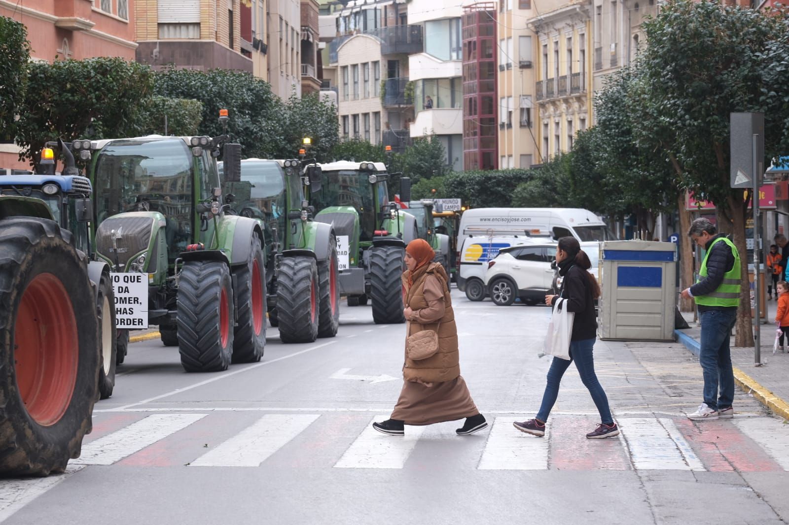 Los agricultores se concentran en tres comarcas de la provincia de Alicante en una tractorada por carreteras secundarias