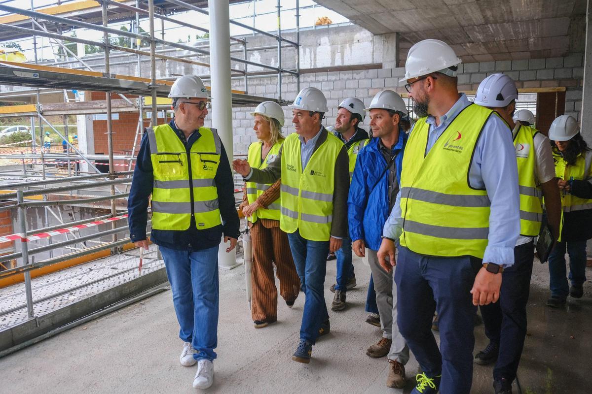 El conselleiro de Educación, Román Rodríguez, visita las obras del nuevo CEIP de O Milladoiro