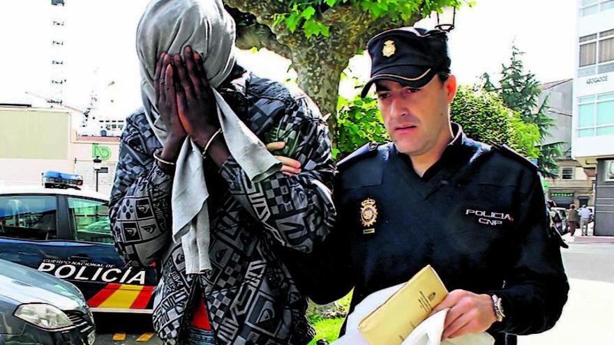 El acusado es conducido al edificio judicial de Marín por un agente de Policía.