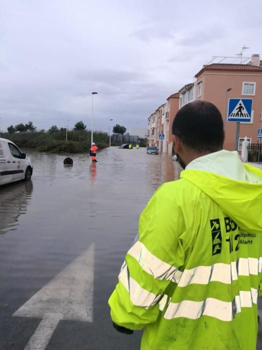 Desperfectos e inundaciones generadas por la tromba de lluvia que ha descargado en Torrevieja