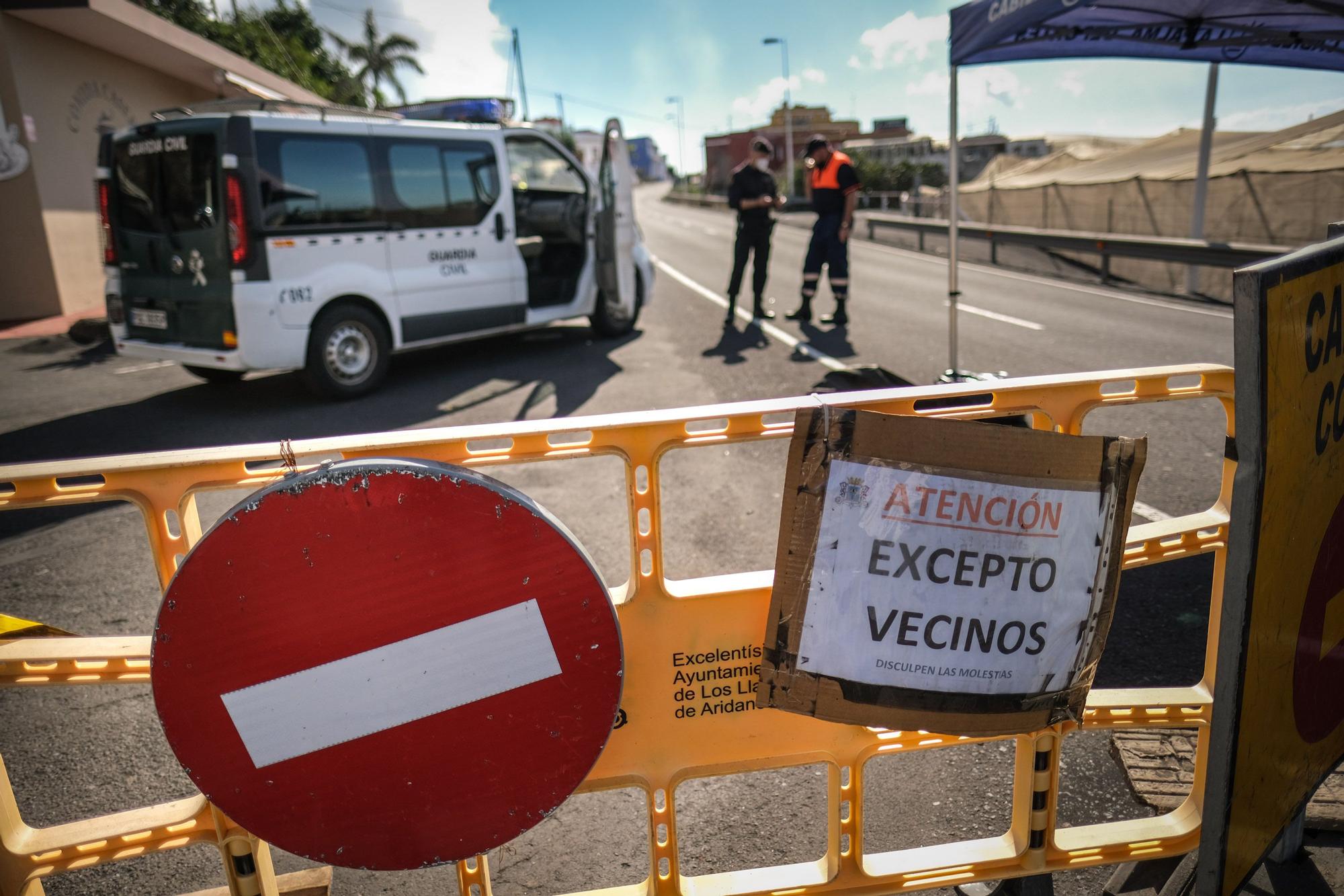 Regreso a casa de vecinos afectados por el volcán de La Palma.