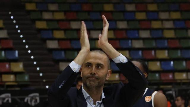 Javi Rodríguez aplaude a los aficionados del Alimerka Oviedo. |