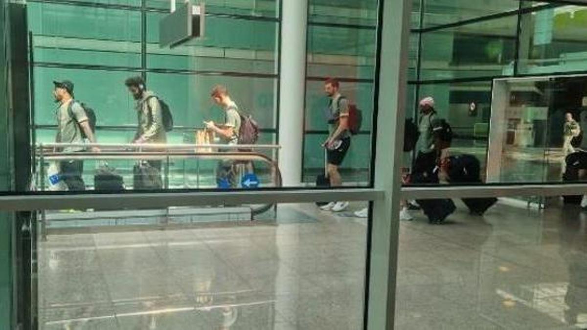 El Unicaja, justo al aterrizar en el aeropuerto de Badalona.