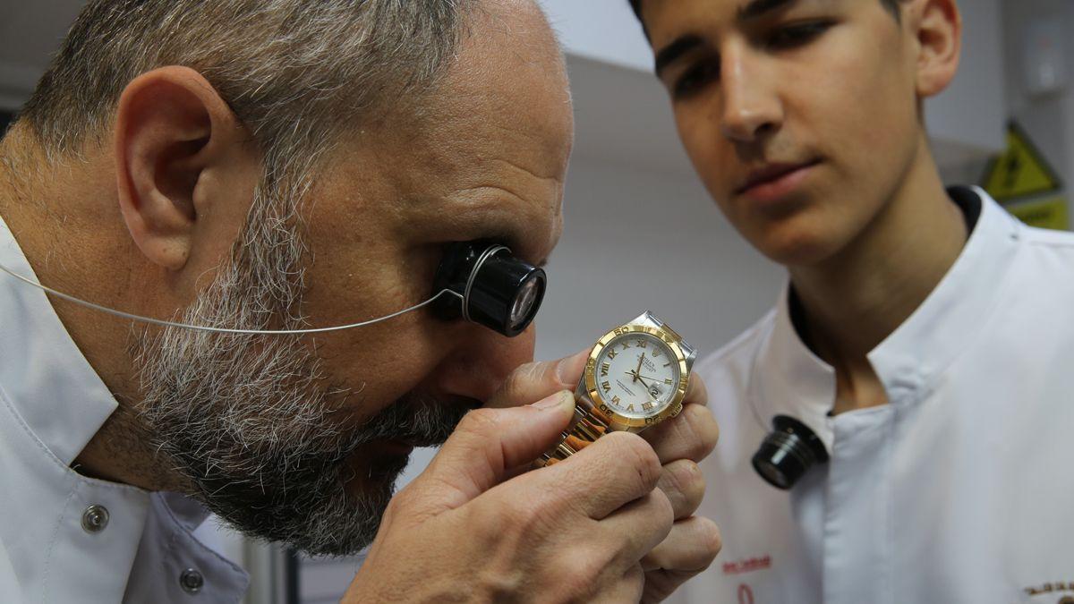 Manel Alabart y su hijo Nacho, en su taller.