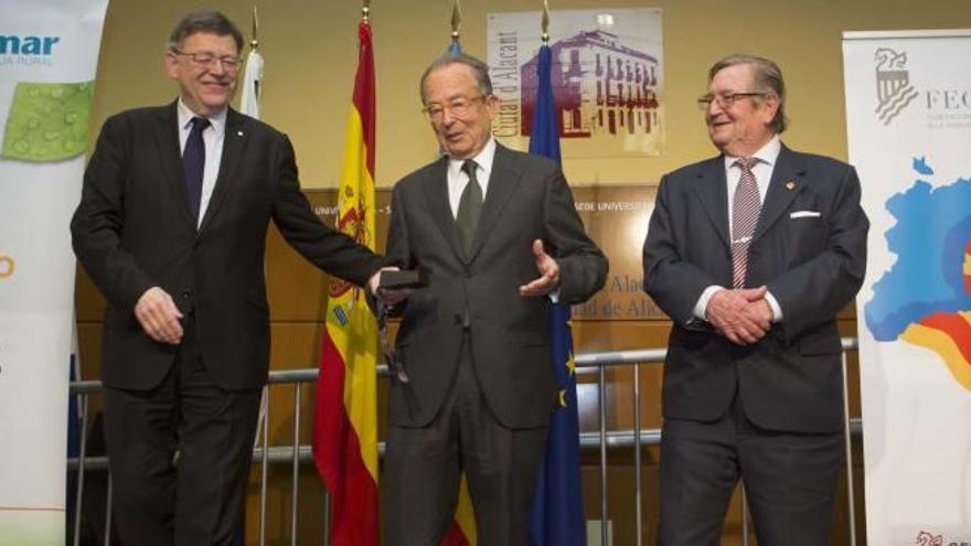 El presidente de la Generalitat, Ximo Puig, comparte con el catedrático Antonio Gil Olcina y el presidente de los regantes, José Andújar, la alegría por la medalla de plata.