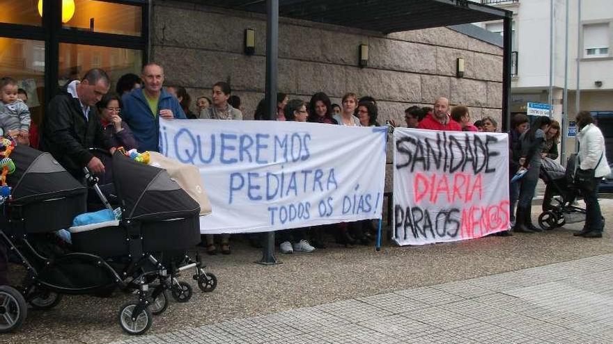 Protesta por la falta de pediatras ante un centro de salud coruñés.
