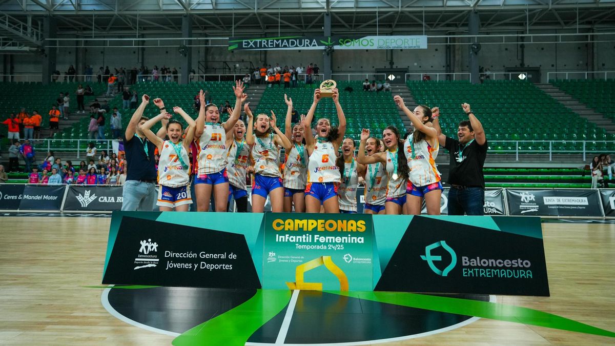Las cacereñas, celebrando su triunfo.