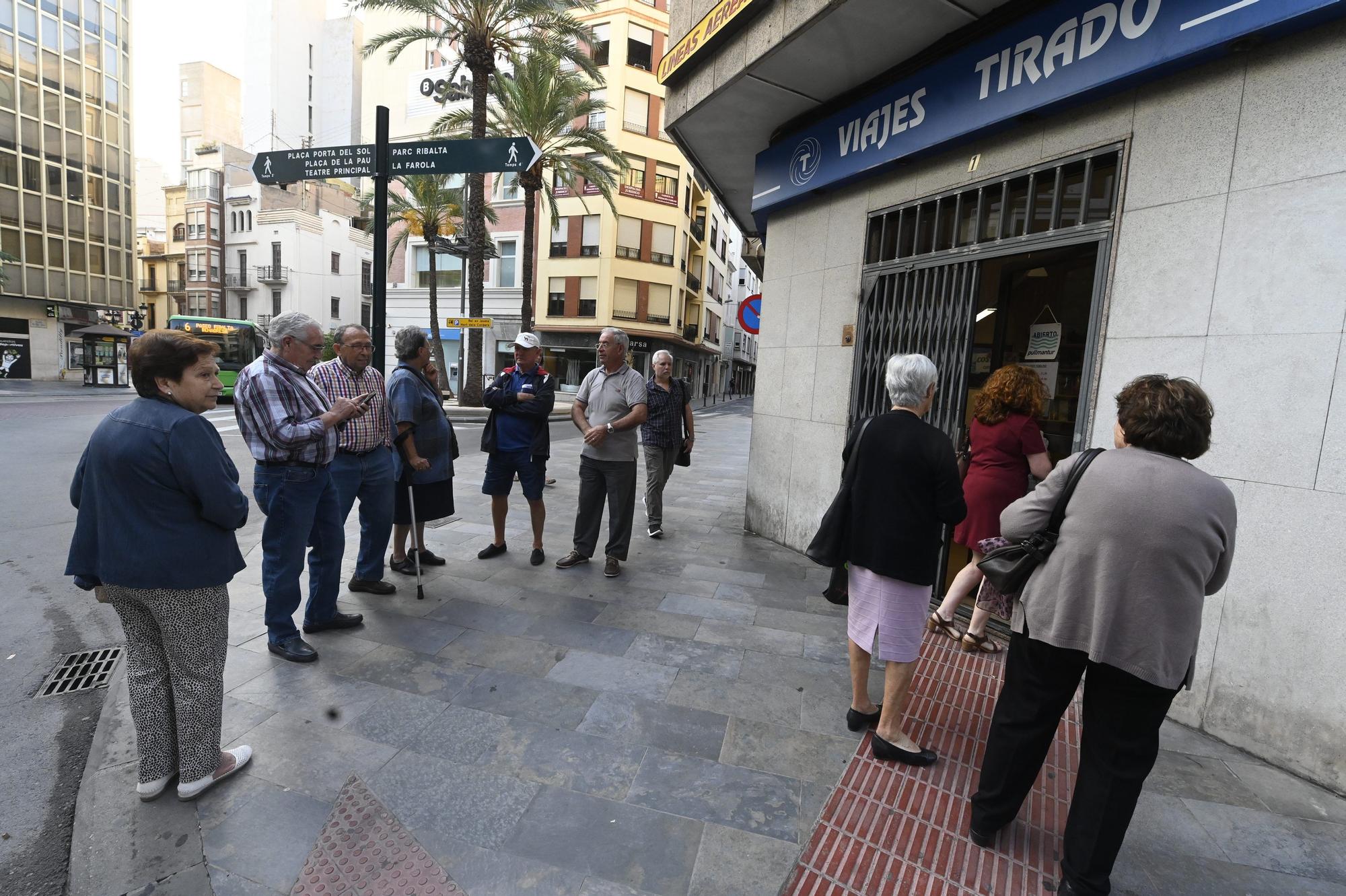 Un grupo de jubilados, a las puertas de una agencia de viajes en Castellón.