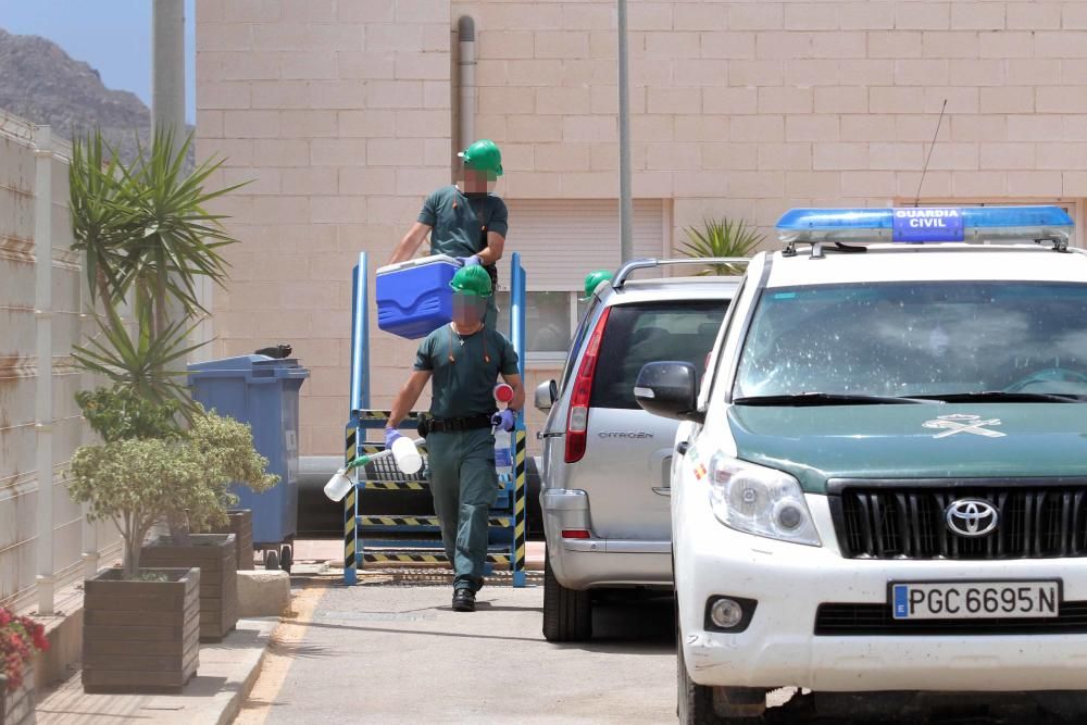 La Guardia Civil registra la Desaladora de Escombr