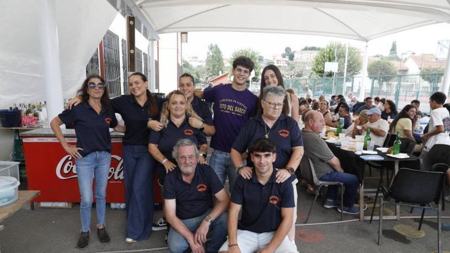 Los sotobarquenses disfrutan a ritmo de "La morocha" de su comida en la calle: "Da gusto ver que la gente del pueblo se reúne"
