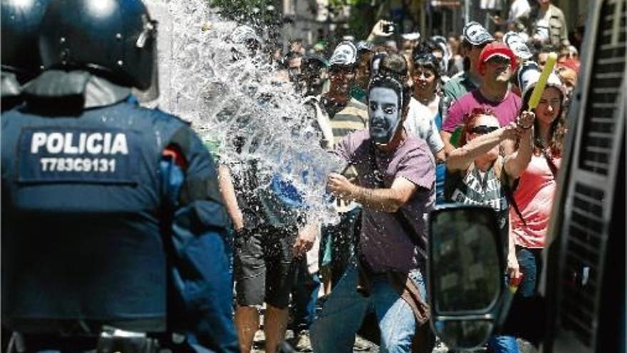 La tensió a Gràcia aflora amb nous aldarulls entre manifestants i policies