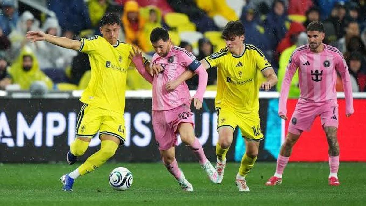 Warren intenta robarle el esférico a Messi.