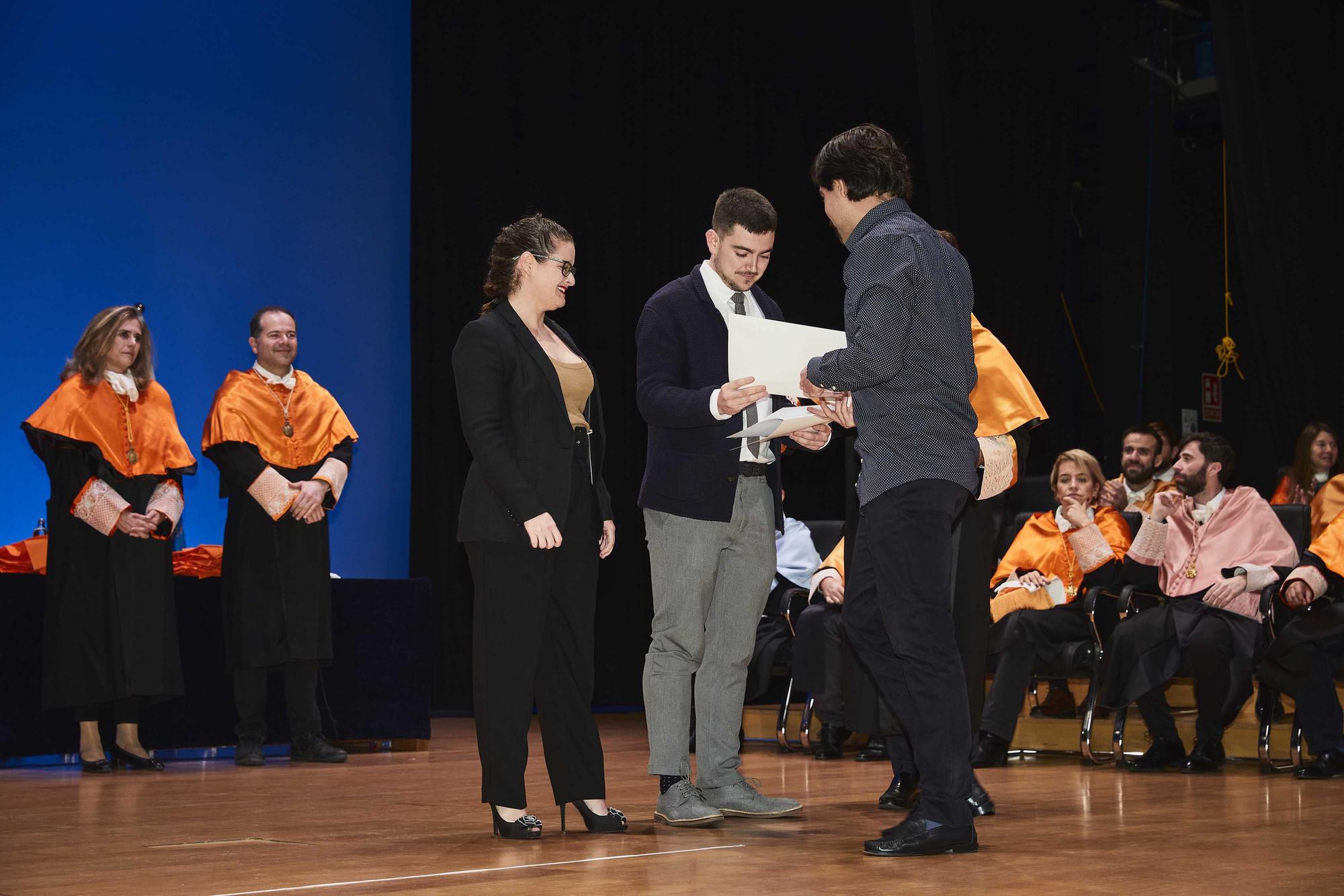 Graduación de los alumnos en los grados en Administración y Dirección de Empresas, Economía, Marketing, Sociología, dobles grados en Ingeniería Informática + ADE y Turismo + ADE, y los másteres universitarios en Administración y Dirección de Empresas, Cooperación al Desarrollo, Dirección y Planificación del Turismo, Economía Aplicada, Economía Cuantitativa e Innovación Social y Dinámicas de Cambio de la Universidad de Alicante.