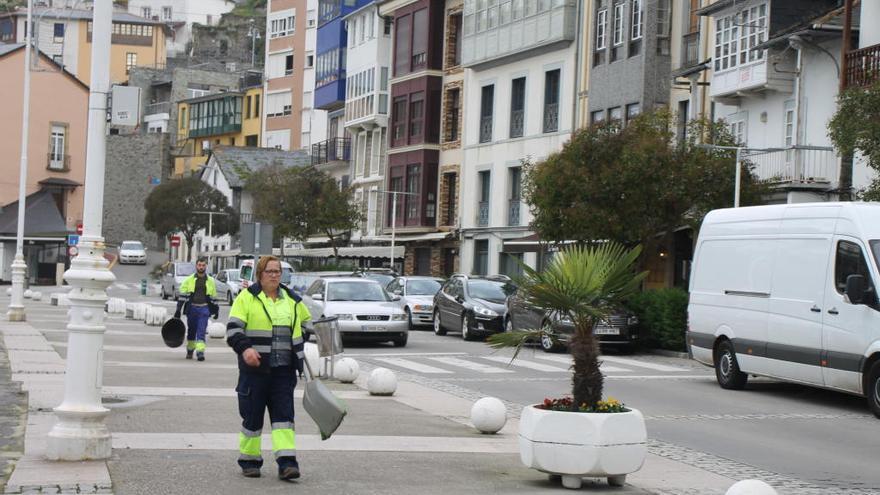 Limpieza de las calles de Luarca en días pasados.