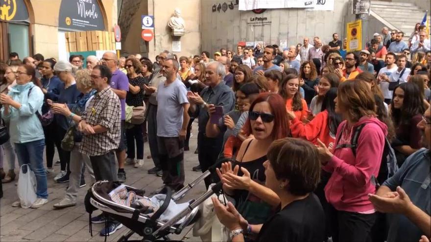 200 persones protesten a la plaça de Sant Pere