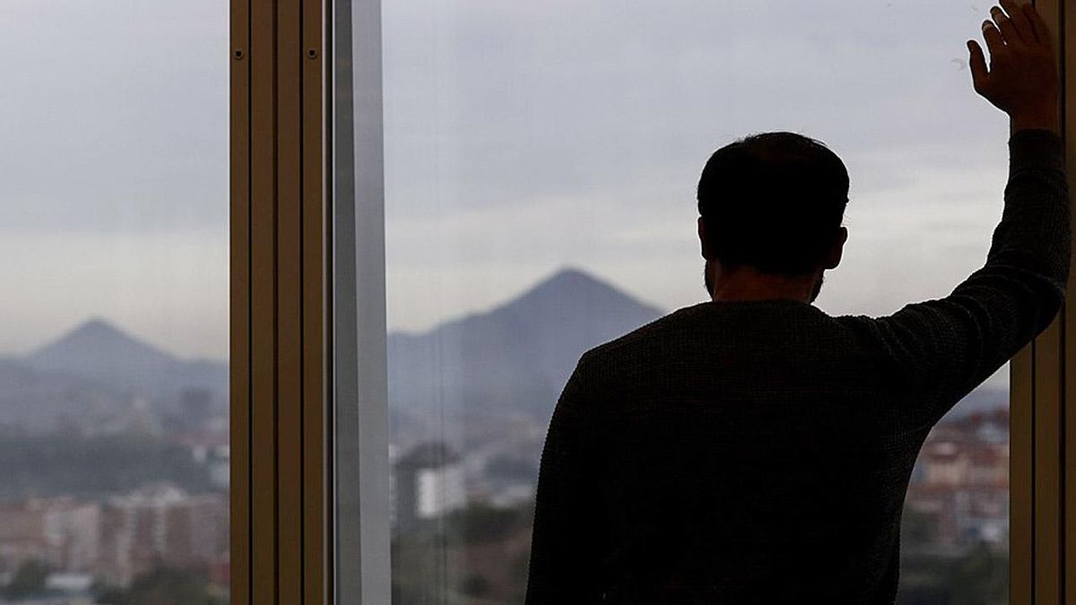 Un paciente psiquiátrico se apoya en una ventana