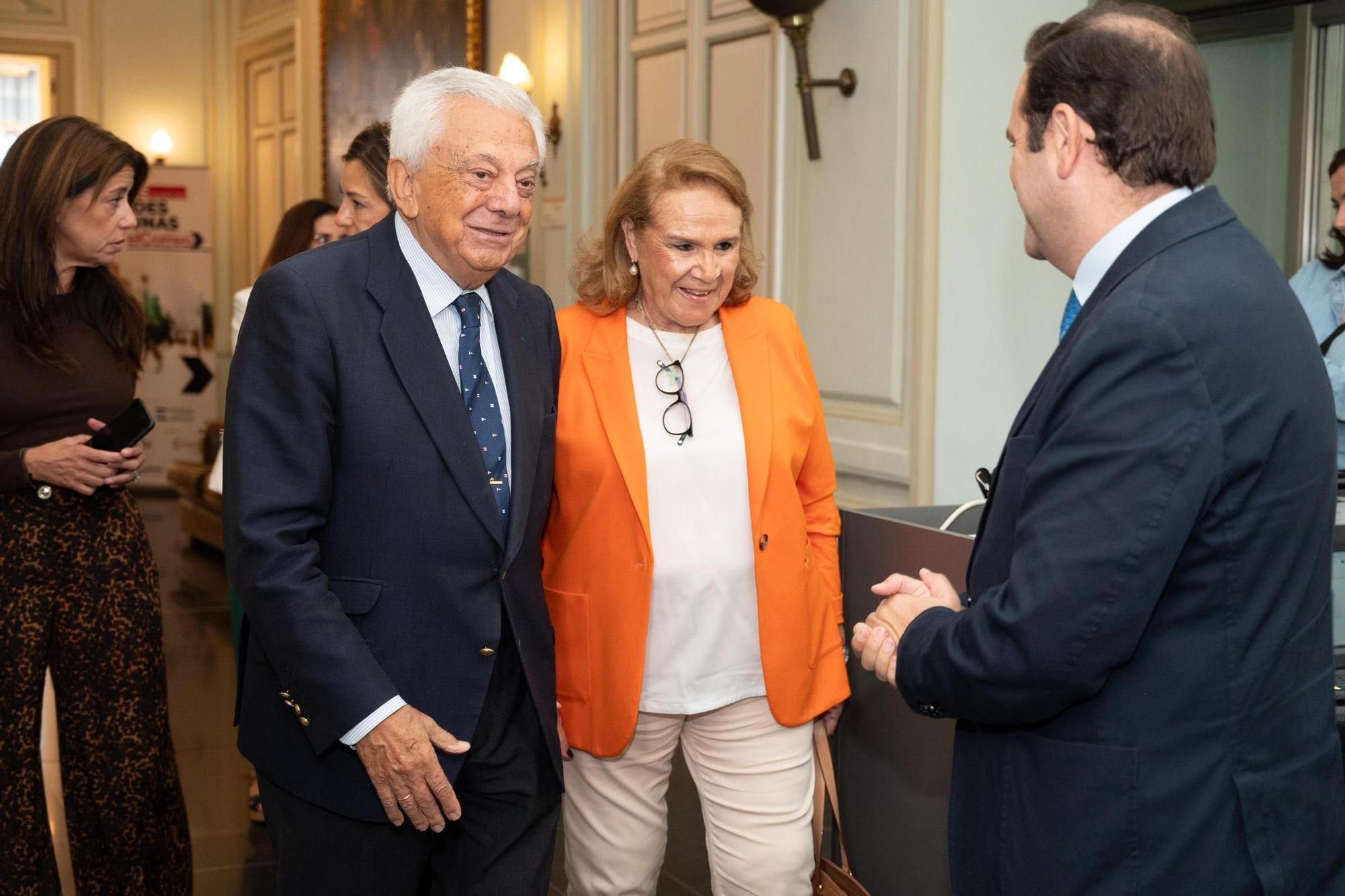 De izquierda a derecha, Francisco Herrero, presidente de la Cámara de Comercio de Sevilla y Concha Yoldi, presidenta Persán