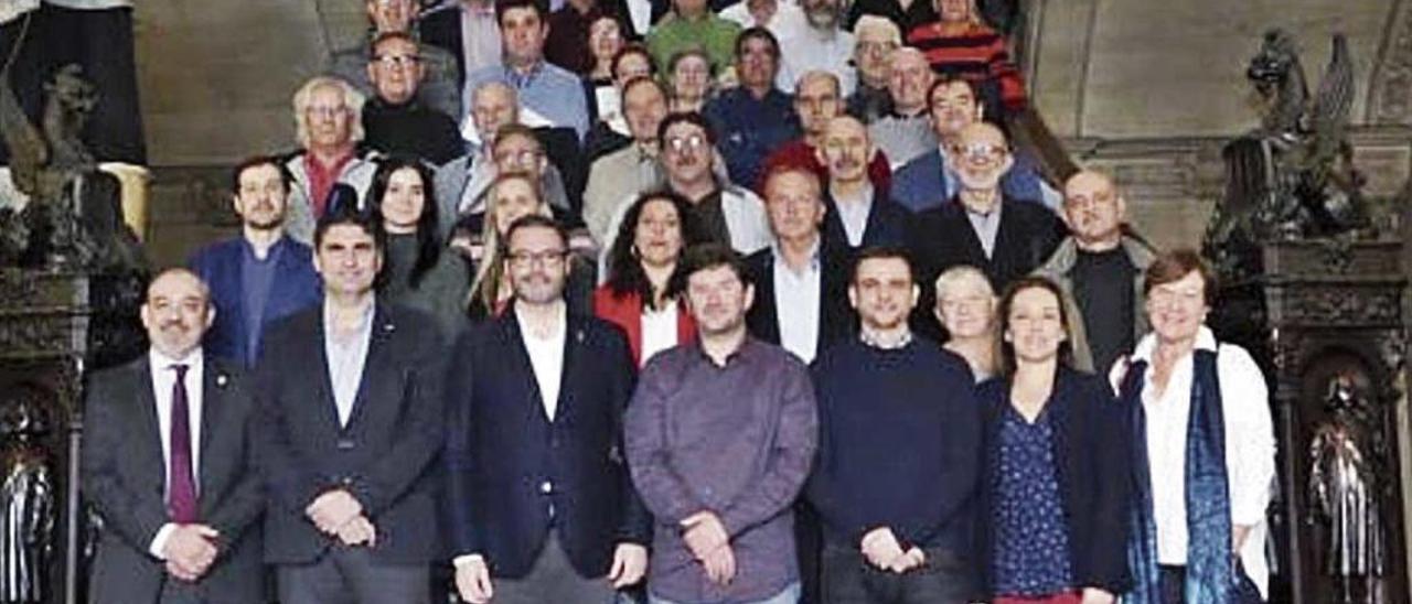 El alcalde y concejales de Cort posan con un grupo de funcionarios jubilados a lo largo de este aÃ±o.