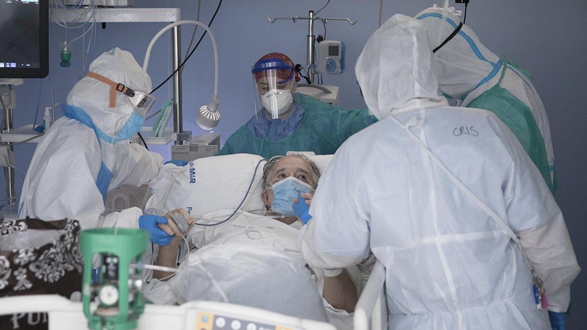 Sanitarios del Hospital del Mar de Barcelona atienden a un enfermo de covid-19 en la uci, el 22 de abril