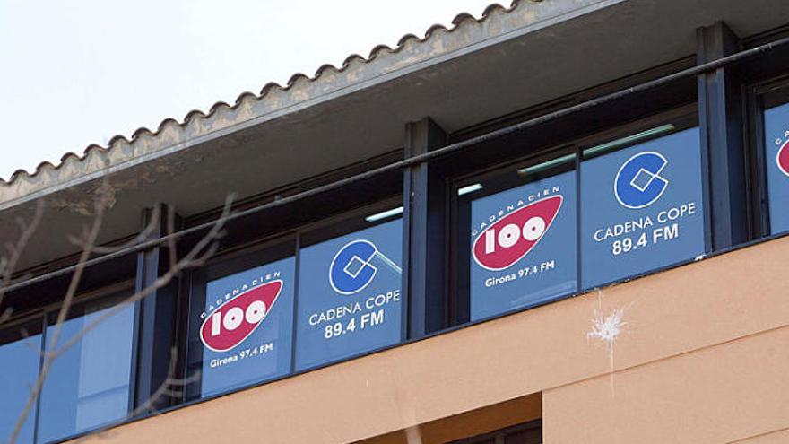 La façana de la Cadena Cope a Girona, amb els dos dials escrits.